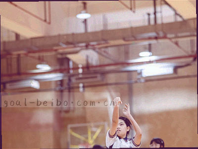 足球比赛进行中，多名球员在禁区内争抢球权